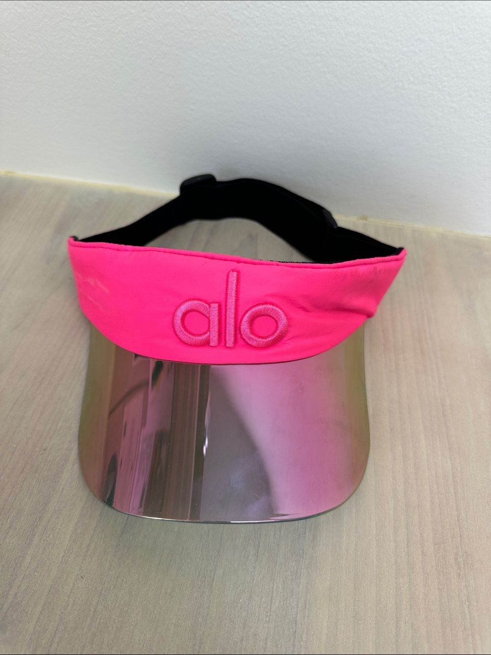 ALO Yoga Neon Pink Mirrored Performance Visor